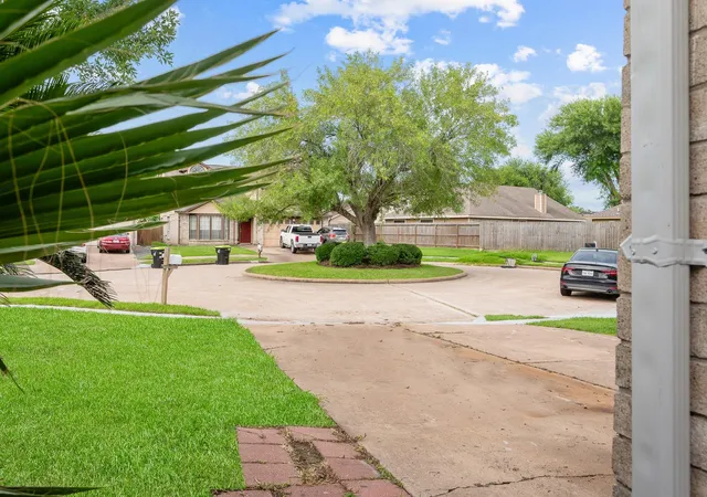 Photo 3 of Single family home for sale at 16022 Sierra Vista Dr, Houston, TX 77083 | MLS# 52245953 | Listing updated on 2026-09-01