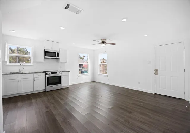 Listing Photo 4 - Condo for sale in building located at 9241 Seeker St, Houston, TX 77028