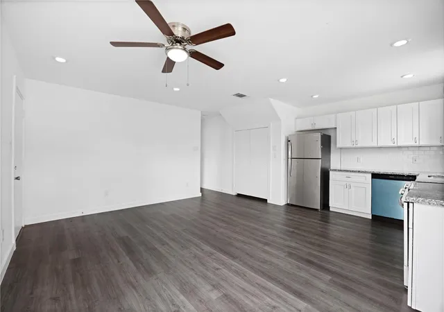 Listing Photo 5 - Condo for sale in building located at 9241 Seeker St, Houston, TX 77028