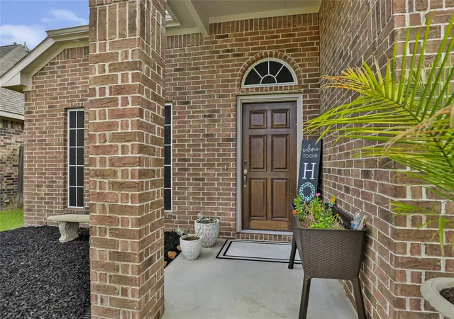 Photo 2 of Single family home for sale at 8026 Brooks Crossing Dr, Baytown, TX 77521 | MLS# 8058260 | Listing updated on 2026-09-20