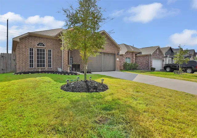 Photo 3 of Single family home for sale at 8026 Brooks Crossing Dr, Baytown, TX 77521 | MLS# 8058260 | Listing updated on 2026-09-20