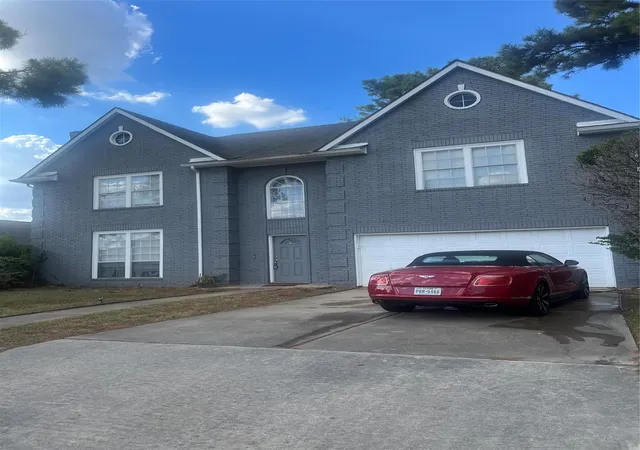 Photo 2 of Single family home for sale at 5014 Kleinbrook Dr, Houston, TX 77066 | MLS# 75050438 | Listing updated on 2026-08-22