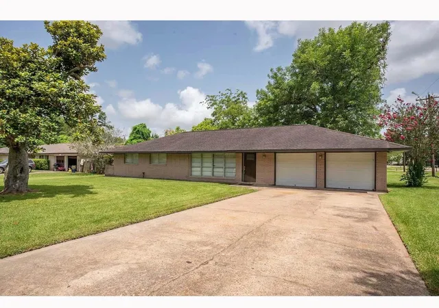 Homes for sale in Lake Jackson, TX | 117 Lazy Ln, Lake Jackson, TX 77566 | MLS# 79268916