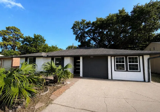 Photo 1 of Single family home for sale at 3915 Heatherbrook Dr, Houston, TX 77045 | MLS# 29587152 | Listing updated on 2026-08-28