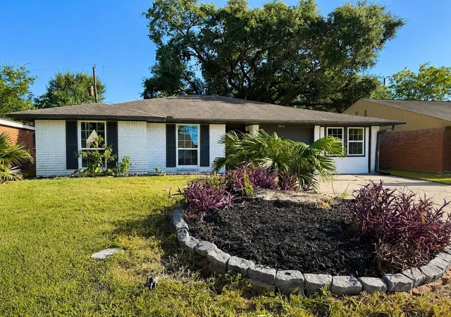Photo 2 of Single family home for sale at 3915 Heatherbrook Dr, Houston, TX 77045 | MLS# 29587152 | Listing updated on 2026-08-28