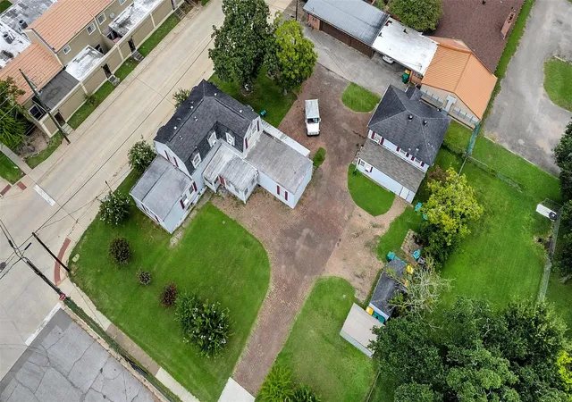 Listing Photo 4 - Condo for sale in building located at 317 W Lewis St, Conroe, TX 77301