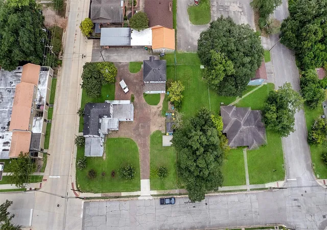 Listing Photo 5 - Condo for sale in building located at 317 W Lewis St, Conroe, TX 77301