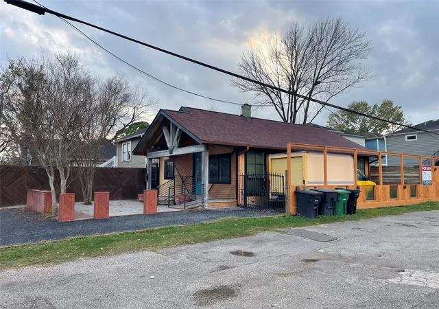 2nd image of 1807 Lawrence St, Houston, TX 77008 | MLS# 81161249