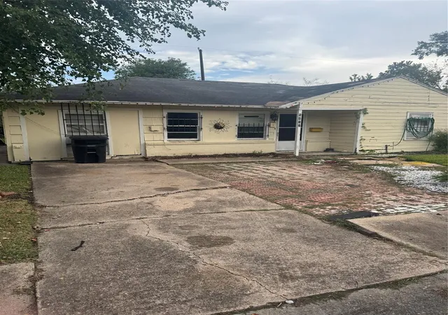 5th image of 5417 Doulton Dr, Houston, TX 77033 | MLS# 59200209