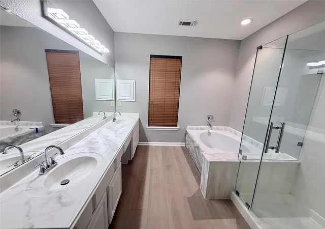 Photo 3 of Single family home for sale at 2915 Veva Dr, Pearland, TX 77584 | MLS# 10962802 | Listing updated on 2026-09-21