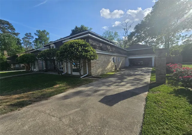 Photo 2 of Single family home for sale at 548 River Plantation Dr, Conroe, TX 77302 | MLS# 89741679 | Listing updated on 2026-09-16