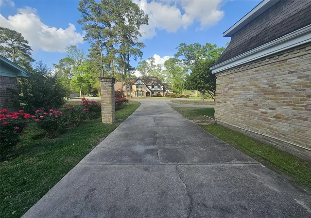 Photo 3 of Single family home for sale at 548 River Plantation Dr, Conroe, TX 77302 | MLS# 89741679 | Listing updated on 2026-09-16