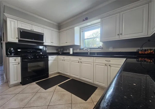 Photo 4 of Single family home for sale at 548 River Plantation Dr, Conroe, TX 77302 | MLS# 89741679 | Listing updated on 2026-09-16