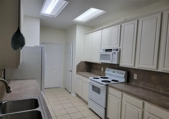 Photo 3 of Townhouse for sale at 424 Folk Crst Ln, Dickinson, TX 77539 | MLS# 11493129 | Listing updated on 2026-08-04