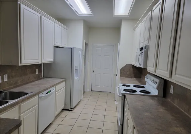 Photo 3 of Townhouse for sale at 424 Folk Crst Ln, Dickinson, TX 77539 | MLS# 11493129 | Listing updated on 2026-08-04