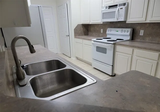 Photo 4 of Townhouse for sale at 424 Folk Crst Ln, Dickinson, TX 77539 | MLS# 11493129 | Listing updated on 2026-08-04