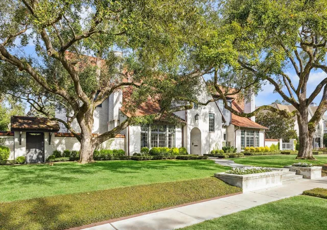 Photo 1 of Mansion for sale at 2520 Del Monte Dr, Houston, TX 77019 | MLS# 75055950 | Listing updated on 2026-09-09