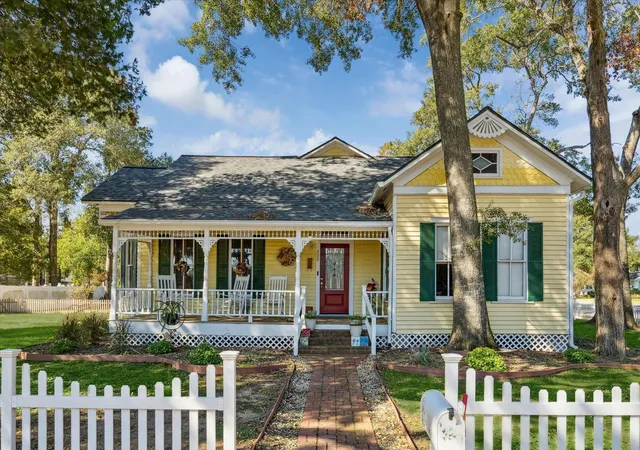 Photo 2 of Single family home for sale at 305 Hardeman St, Sealy, TX 77474 | MLS# 19421836 | Listing updated on 2026-09-15
