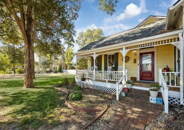 Photo 3 of Single family home for sale at 305 Hardeman St, Sealy, TX 77474 | MLS# 19421836 | Listing updated on 2026-09-15