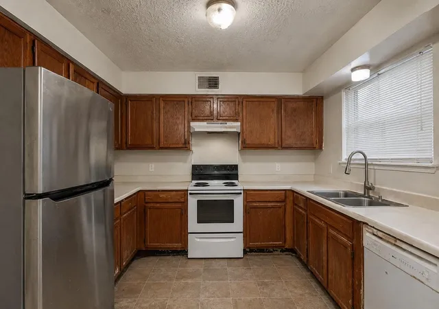 Listing Photo 5 - Condo for sale in building located at 10028 Spring Pl Dr, Houston, TX 77070