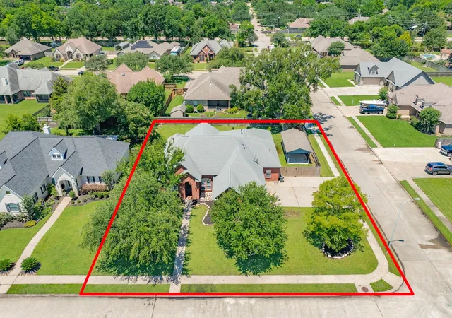4th image of 101 Mallard Dr, Clute, TX 77531 | MLS# 34135829
