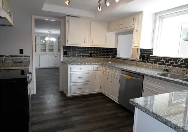 4th image of 10758 Boardwalk St, Houston, TX 77042 | MLS# 29213376