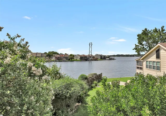 3rd image of 126 April Point Dr N, Montgomery, TX 77356 | MLS# 10392361