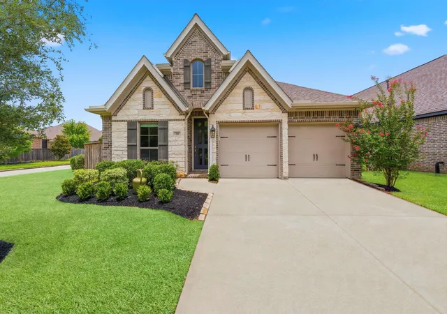 Photo 1 of Sale Pending at 118 Red Petal Way, Conroe, TX 77304 | MLS# 10359248 | Listing updated on 2026-09-03
