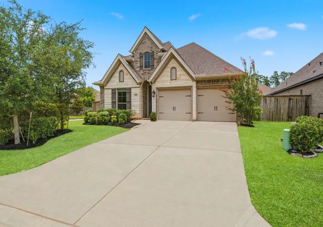 Photo 3 of Sale Pending at 118 Red Petal Way, Conroe, TX 77304 | MLS# 10359248 | Listing updated on 2026-09-03