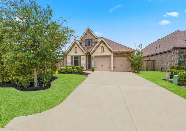 Photo 3 of Sale Pending at 118 Red Petal Way, Conroe, TX 77304 | MLS# 10359248 | Listing updated on 2026-09-03