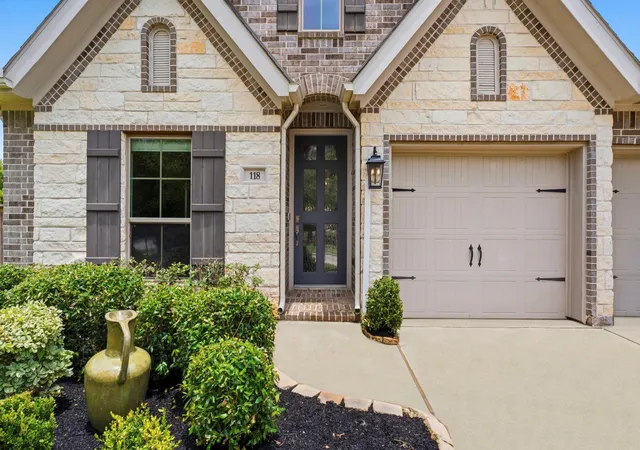 Photo 4 of Sale Pending at 118 Red Petal Way, Conroe, TX 77304 | MLS# 10359248 | Listing updated on 2026-09-03