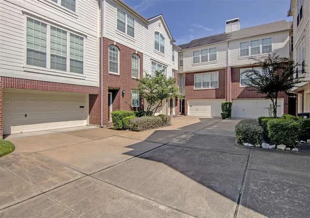 Photo 2 of Townhouse for sale at 2349 Jackson St, Houston, TX 77004 | MLS# 19919755 | Listing updated on 2026-08-29