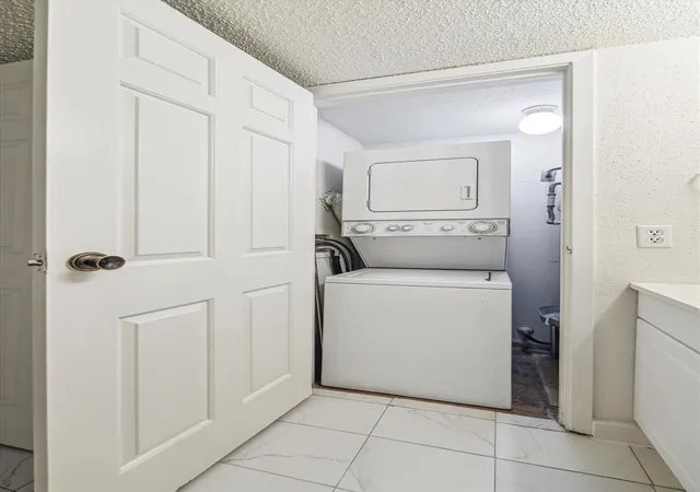 2nd image of 10855 Meadowglen Ln, Houston, TX 77042