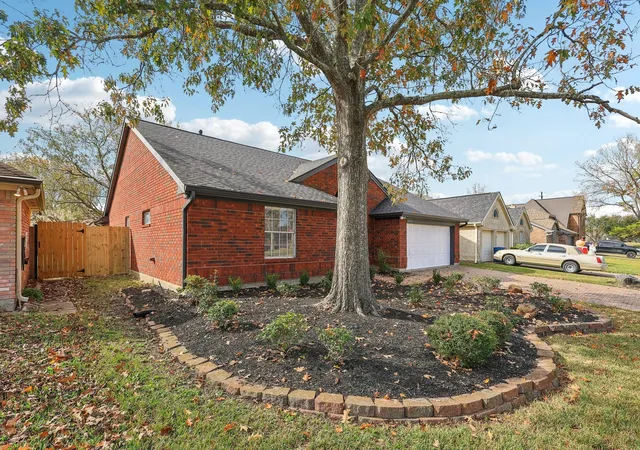 2nd image of 4634 Stonemede Dr, Friendswood, TX 77546 | MLS# 24977028