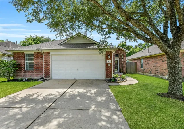 1st image of 994 Jefferson St, Alvin, TX 77511 | MLS# 64807161