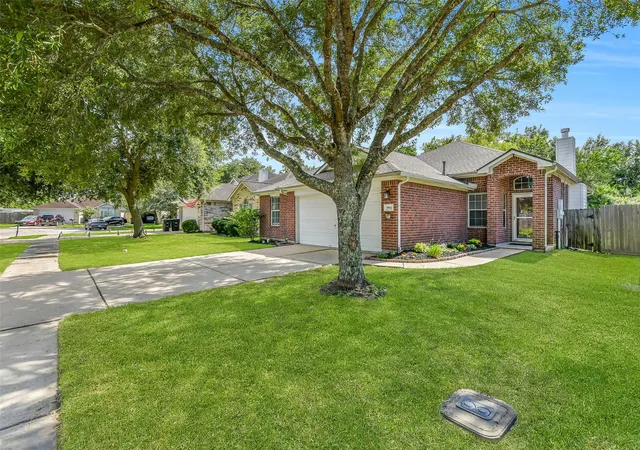 2nd image of 994 Jefferson St, Alvin, TX 77511 | MLS# 64807161