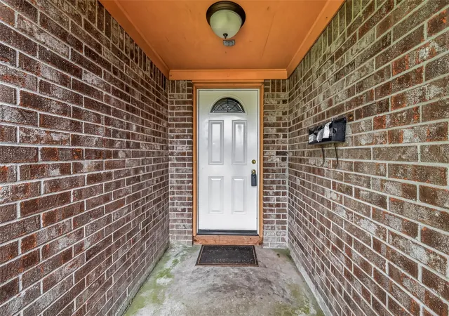 Photo 3 of Single family home for sale at 1001 N Shepherd Dr, Baytown, TX 77520 | MLS# 18417986 | Listing updated on 2026-08-16