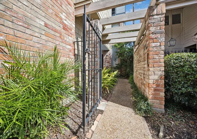Photo 3 of Condo for sale at 5818 Valley Frg Dr #108, Houston, TX 77057 | MLS# 59848548 | Listing updated on 2026-07-28