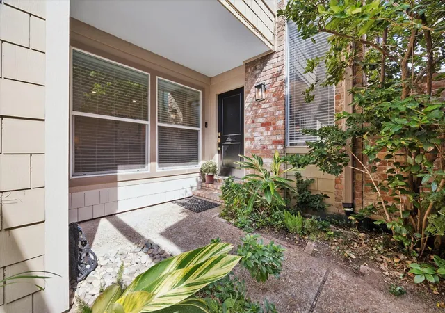 Listing Photo 4 - Condo for sale in building located at 5818 Vly Forge Dr, Houston, TX 77057 - Unit #108
