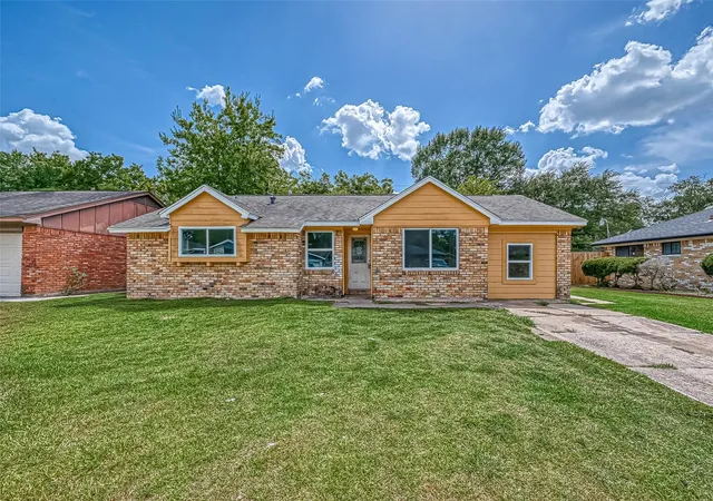 Photo 1 of Sale Pending at 5606 Elm Springs Dr, Houston, TX 77048 | MLS# 91660667 | Listing updated on 2026-08-29