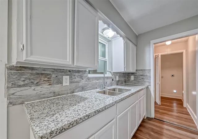 Photo 4 of Sale Pending at 5606 Elm Springs Dr, Houston, TX 77048 | MLS# 91660667 | Listing updated on 2026-08-29