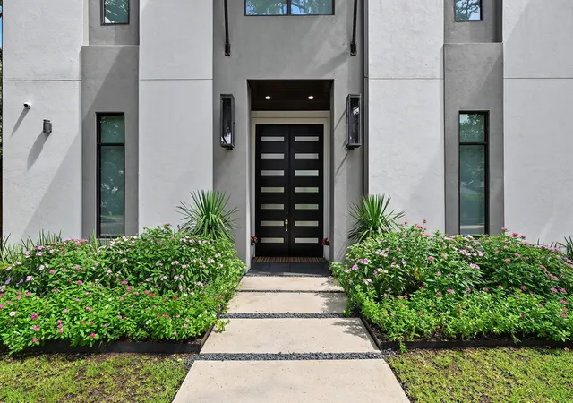 Photo 3 of Sale Pending at 4028 Essex Ln, Houston, TX 77027 | MLS# 10757076 | Listing updated on 2026-09-16