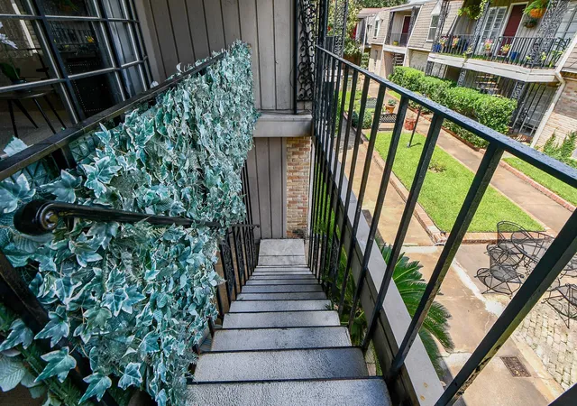 Listing Photo 4 - Condo for sale in building located at 2619 Marilee Ln, Houston, TX 77057 - Unit #2