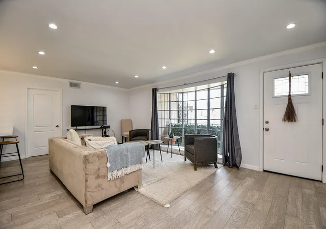 Listing Photo 5 - Condo for sale in building located at 2619 Marilee Ln, Houston, TX 77057 - Unit #2