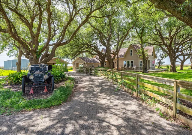 Photo 4 of Single family home for sale at 8711 County Rd 403, El Campo, TX 77437 | MLS# 72691831 | Listing updated on 2026-08-31