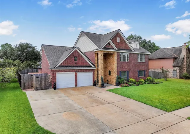Photo 3 of Single family home for sale at 1501 W Castlewood Ave, Friendswood, TX 77546 | MLS# 13523030 | Listing updated on 2026-08-30