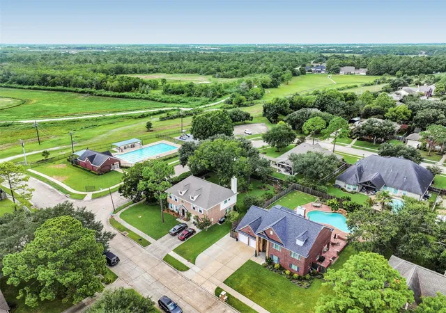 Photo 4 of Sale Pending at 1501 W Castlewood Ave, Friendswood, TX 77546 | MLS# 13523030 | Listing updated on 2026-09-24