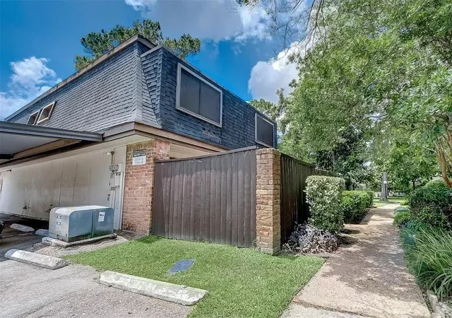 Photo 2 of Townhouse for sale at 12054 Mighty Oak Dr #B, Houston, TX 77066 | MLS# 68363518 | Listing updated on 2026-08-21