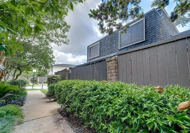Photo 4 of Townhouse for sale at 12054 Mighty Oak Dr #B, Houston, TX 77066 | MLS# 68363518 | Listing updated on 2026-08-21