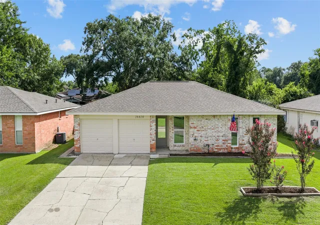 Homes for sale in Friendswood, TX | 16619 Forest Bend Ave, Friendswood, TX 77546 | MLS# 25341024